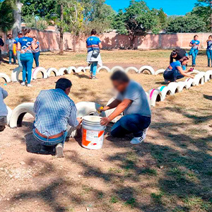 7.equipo-ubs-mexico-pintando-jardín-de-juegos
